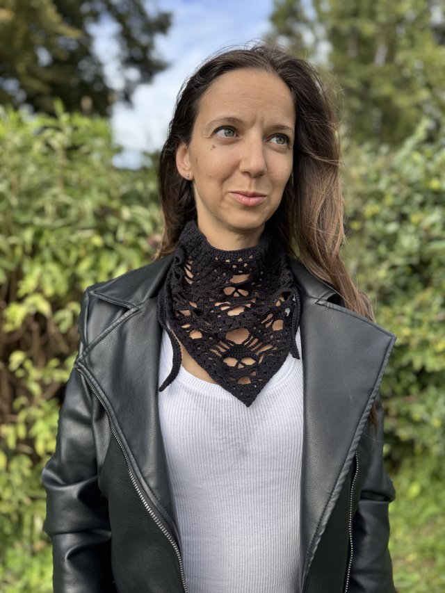 Czarna bandana z motywem czaszek ręcznie robiona na szydełku Halloween bawełniana