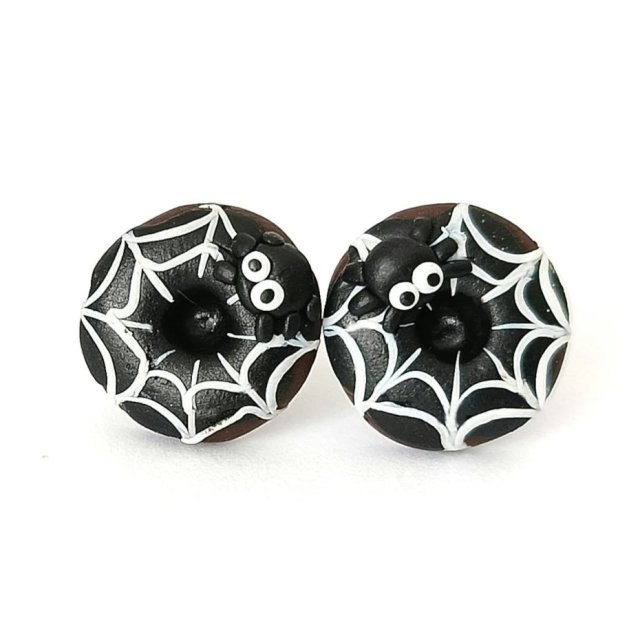 Kolczyki sztyfty donut z pająkiem i pajęczyną na Halloween