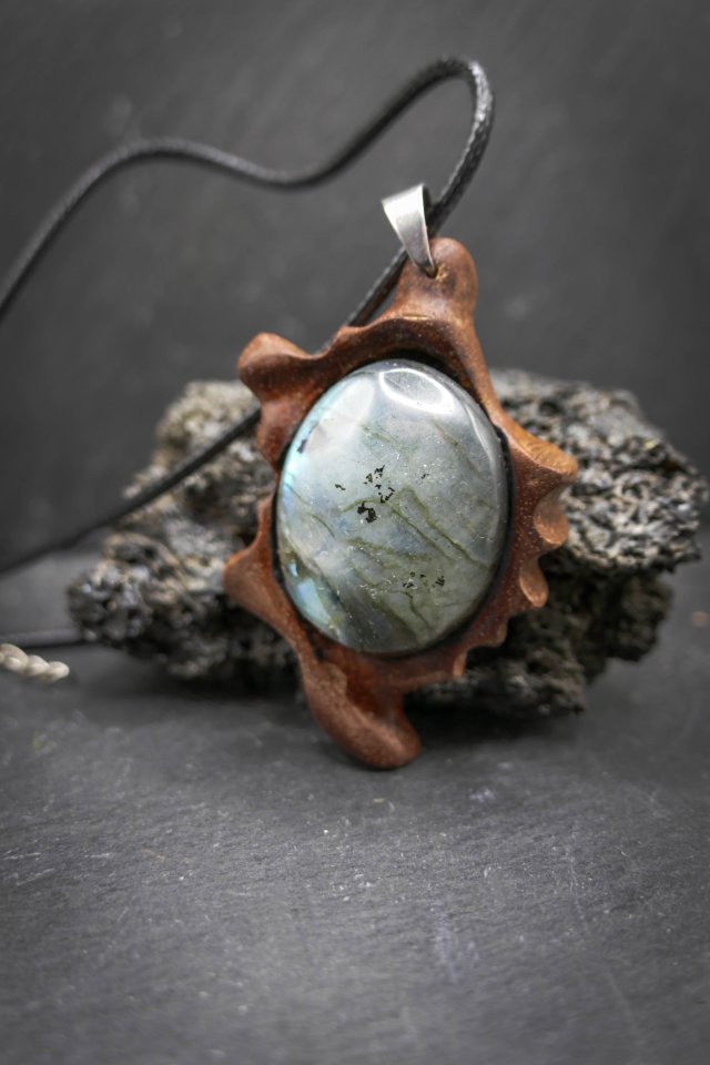 Wisiorek z naturalnego drewna  Gombe i labradoryt – rękodzieło z duszą - prezent dla kobiety dla niej Unique Jewelry Design; Luxury Wooden
