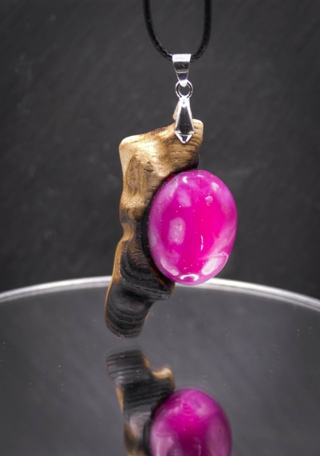 Wisiorek z naturalnego drewna wiąz i różowy agat – rękodzieło z duszą - prezent dla kobiety dla niej Unique Jewelry Design; Luxury Wooden