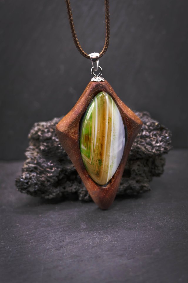 Wisiorek z naturalnego drewna gombe i agat kolorowy – rękodzieło z duszą - prezent dla kobiety dla niej Unique Jewelry Design; Luxury Wooden
