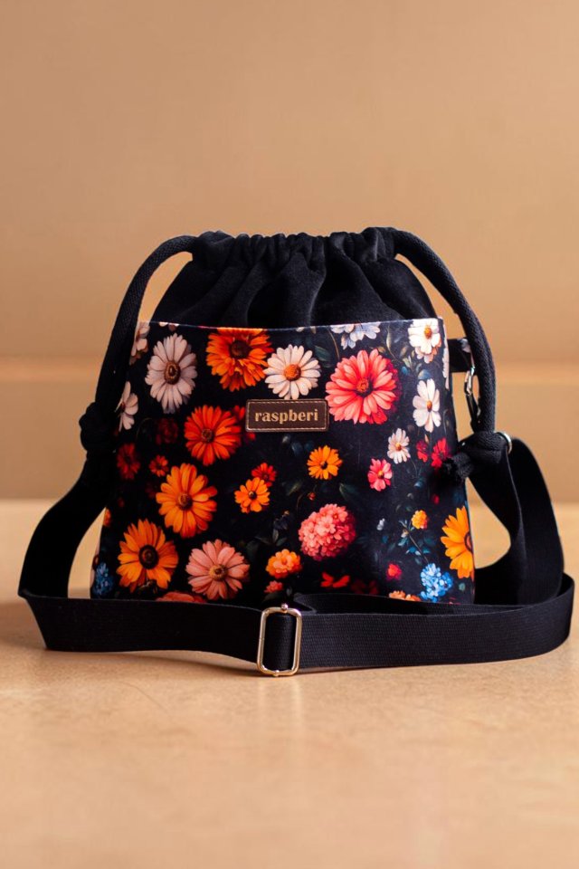 Czarna listonoszka z kominem z weluru w kwiaty – handmade, unikat