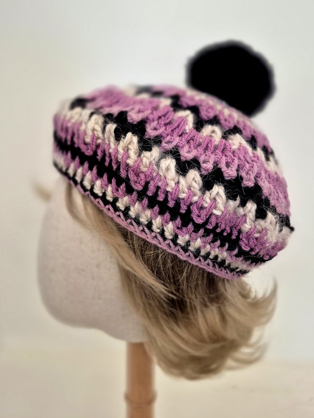 Beret z pomponem.