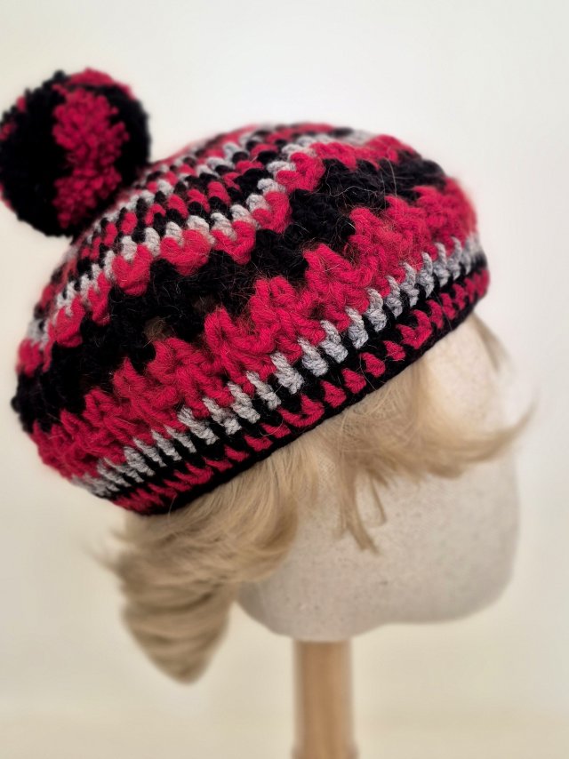 Beret z pomponem.