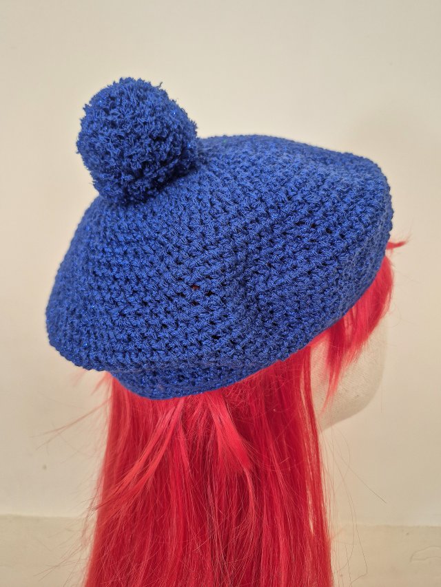 Unikatowy, błyszczący beret bawełniany.