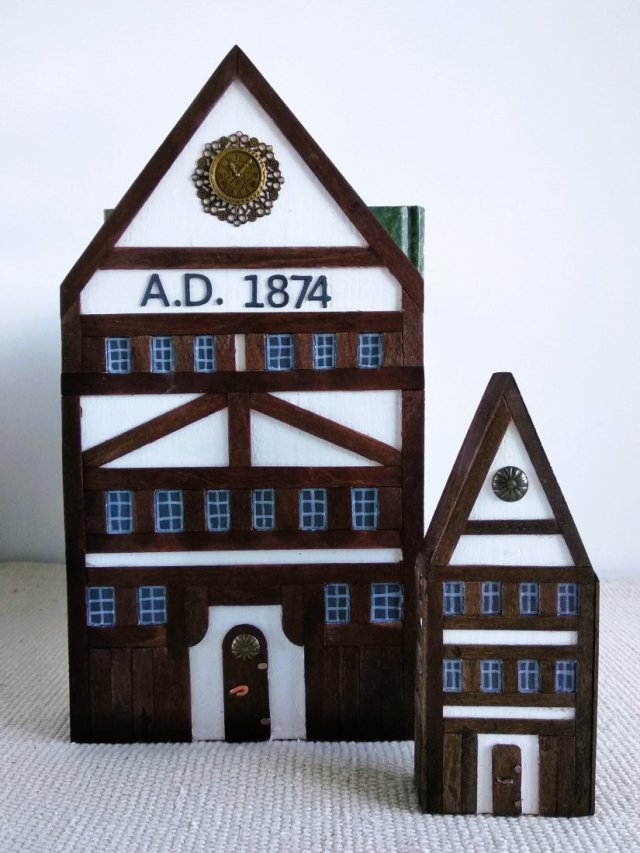 Szachulcowe kamieniczki A.D.1874 - podpórka do książek .
