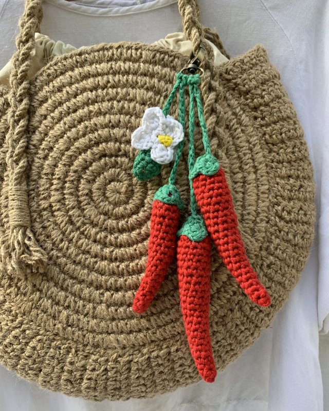 Szydełkowa zawieszka z papryczkami chili 22 cm
