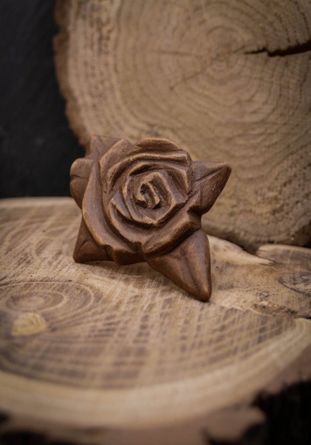 Broszka z naturalnego drewna lipy – rękodzieło z duszą - prezent dla kobiety dla niej Unique Jewelry Design; Luxury Wooden