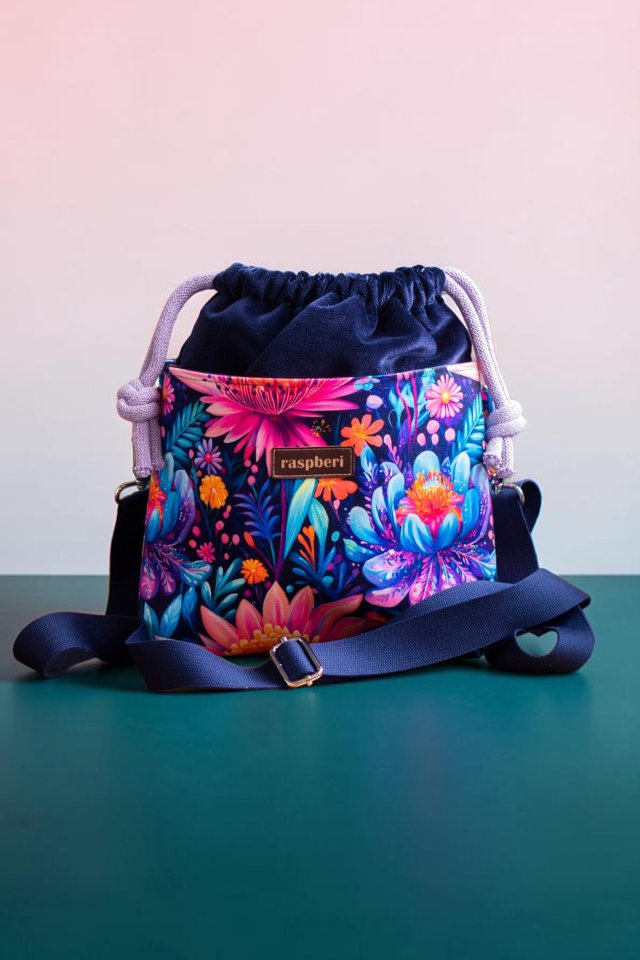 Granatowa listonoszka z kominem z weluru w kwiaty – handmade, unikat