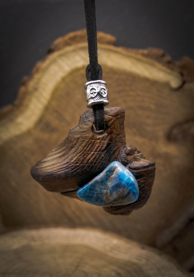 Naszyjnik apatyt– bałtyckie drewno dryftowe, Wood Pendant, biżuteria z drewna, minerał, kamień, dla niej, pirografia