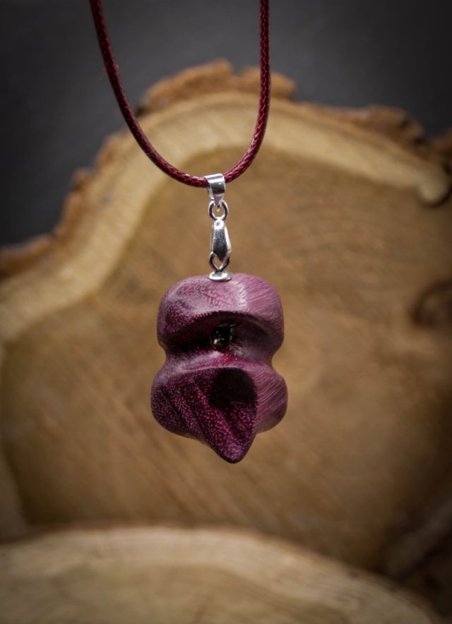 Naszyjnik oliwin – drewno amarant, Wood Pendant, biżuteria z drewna, minerał, kamień, dla niej, pirografia