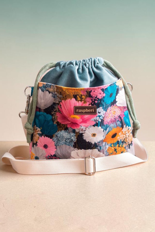 Zielona listonoszka z kominem z weluru w malowane kwiaty – handmade, unikat