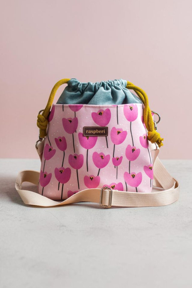 Zielona listonoszka z kominem z weluru w różowe tulipany – handmade, unikat