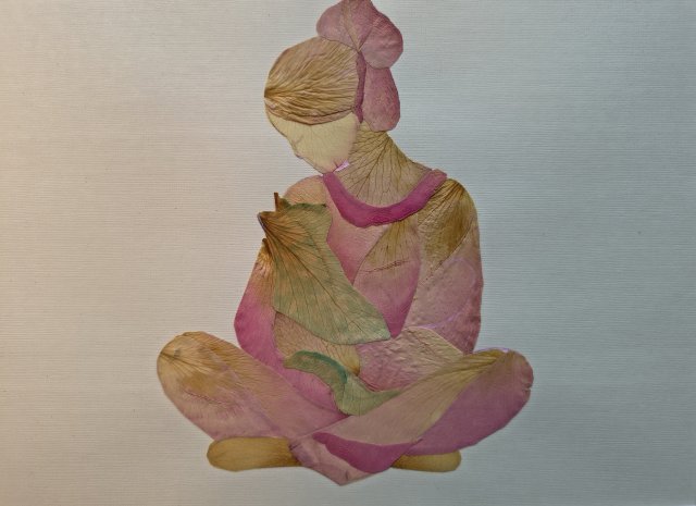 Dziewczyna z kotem – oryginalny obraz z suszonych kwiatów 21 × 30 cm