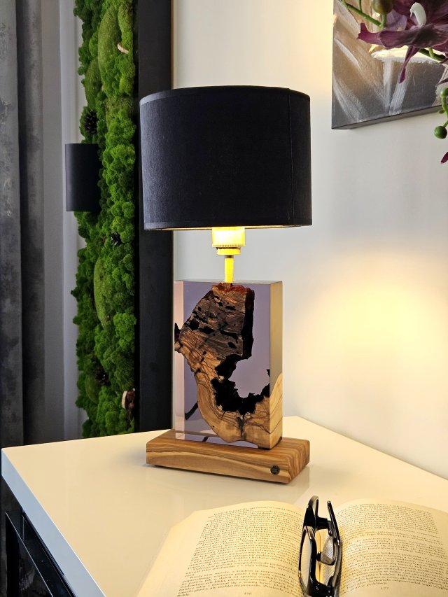 Lampa z drewna oliwnego i żywicy