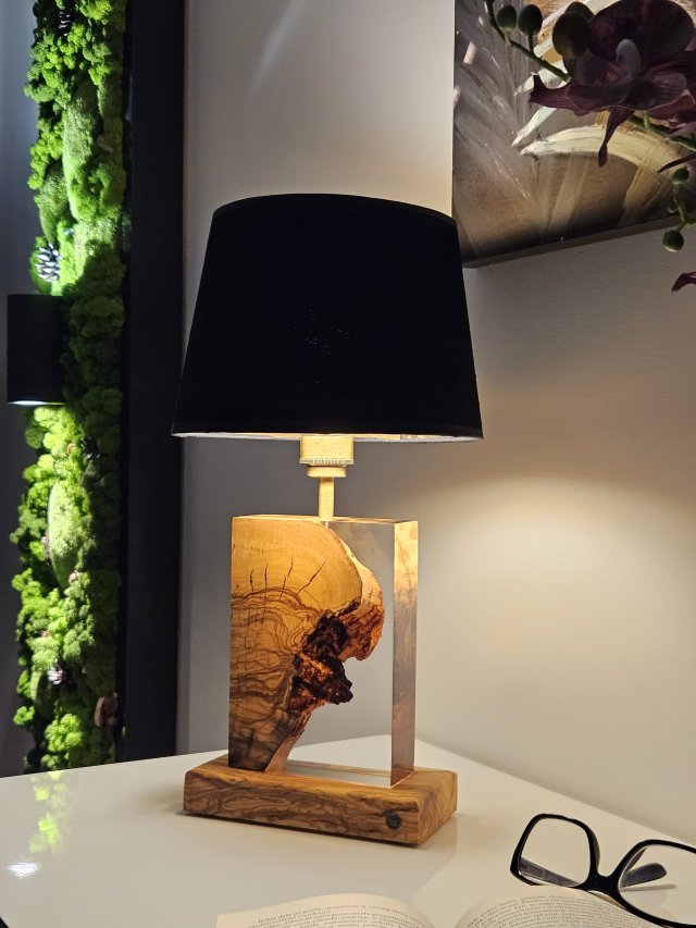 Lampa z drewna oliwnego i żywicy
