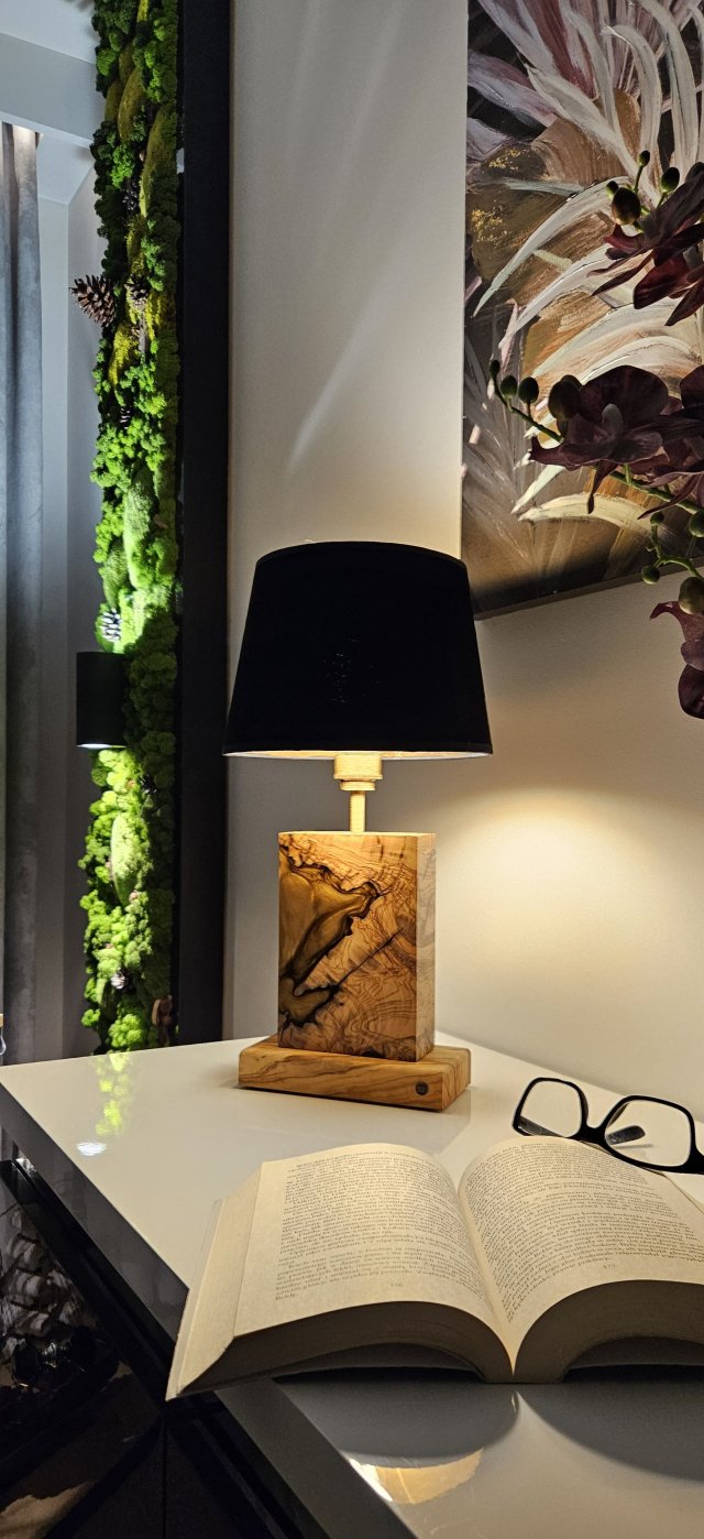 Lampa z drewna oliwnego i żywicy