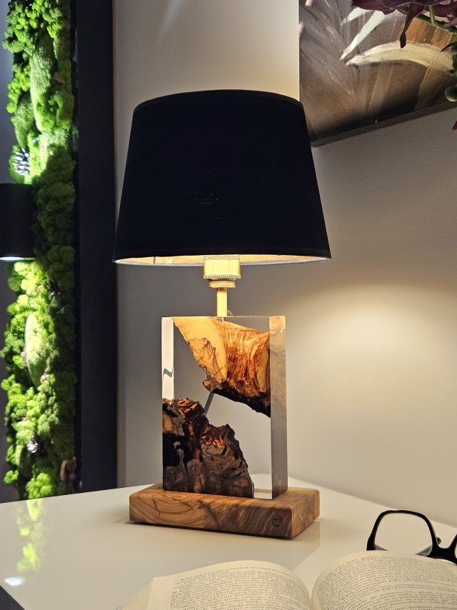 Lampa z drewna oliwnego i żywicy