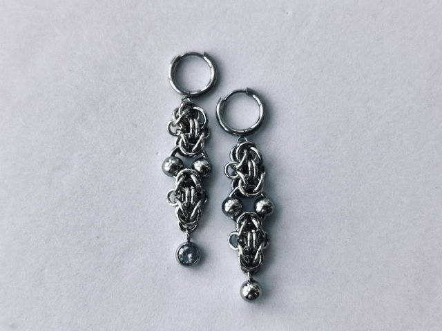 Asymetryczne kolczyki chainmaille ze stali chirurgicznej z cyrkonią – gothic, alternatywne, handmade