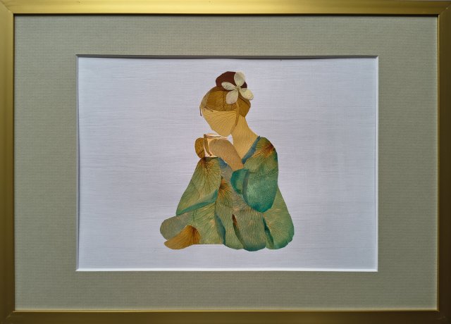 Kobieta z filiżanką – – oryginalny obraz z suszonych kwiatów 21 × 30 cm
