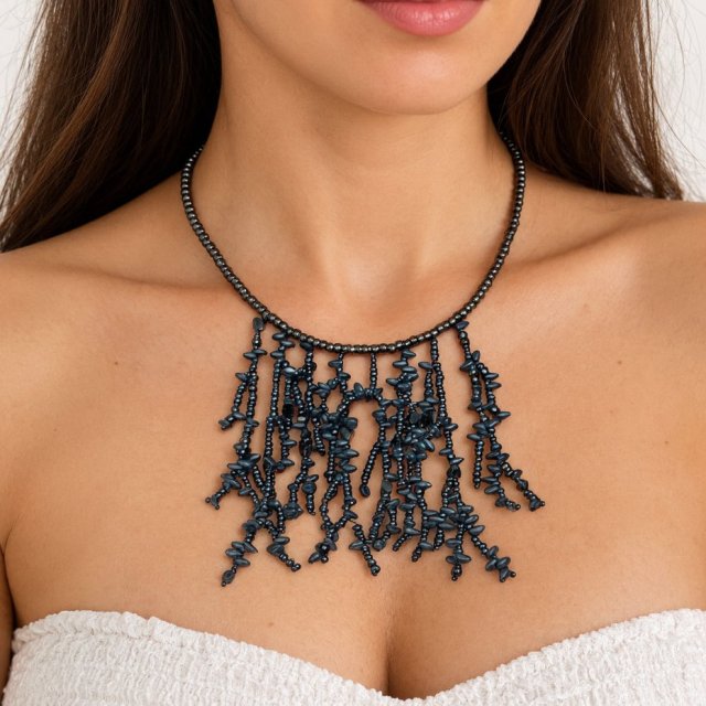 Ręcznie robiony naszyjnik choker z koralikami i ozdobnymi zwisami w kolorze grafitowym