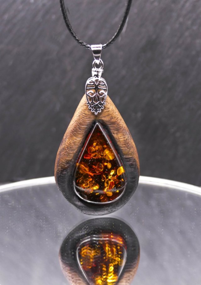 Wisiorek z drewna orzech amerykański z bursztynem - łezka – ręcznie rzeźbiony, artystyczne zdobienia, biżuteria z drewna, luxe wooden jewelry, amber