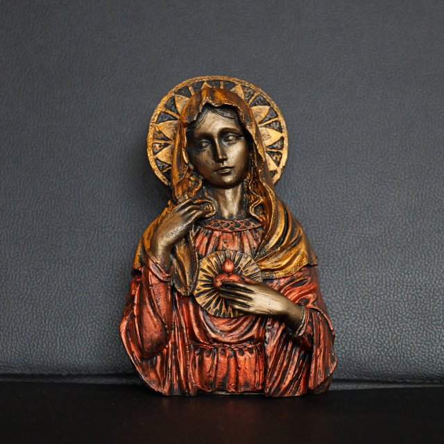 Rzeźba Matki Boskiej czerwona wys. 15,6 cm