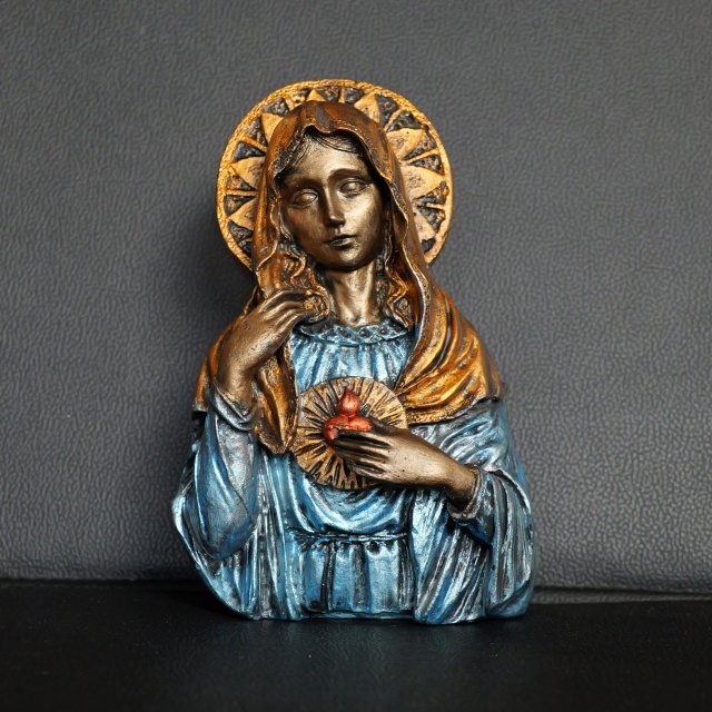 Rzeźba Matki Boskiej niebiesko-czerwona wys. 15,5 cm