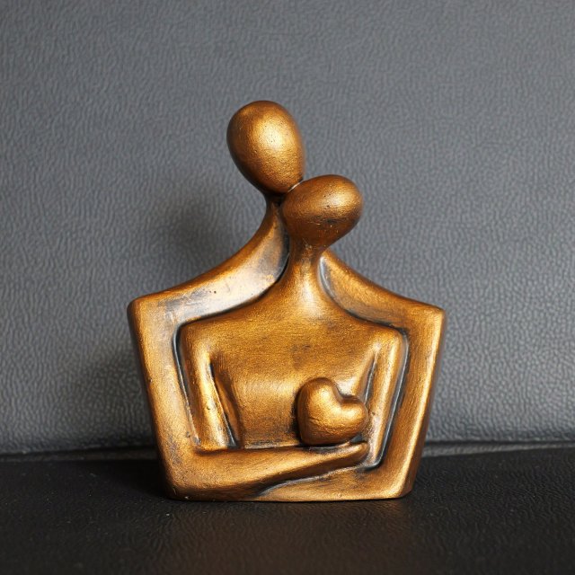 Rzeźba Para Zakochanych miodowe złoto wys. 11,8 cm