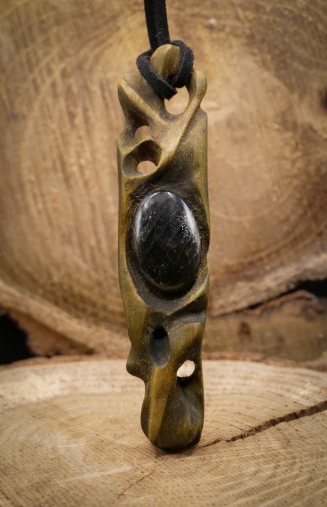 Wisiorek z naturalnego drewna  Lipy i labradoryt – rękodzieło z duszą - prezent dla kobiety dla niej Unique Jewelry Design; Luxury Wooden