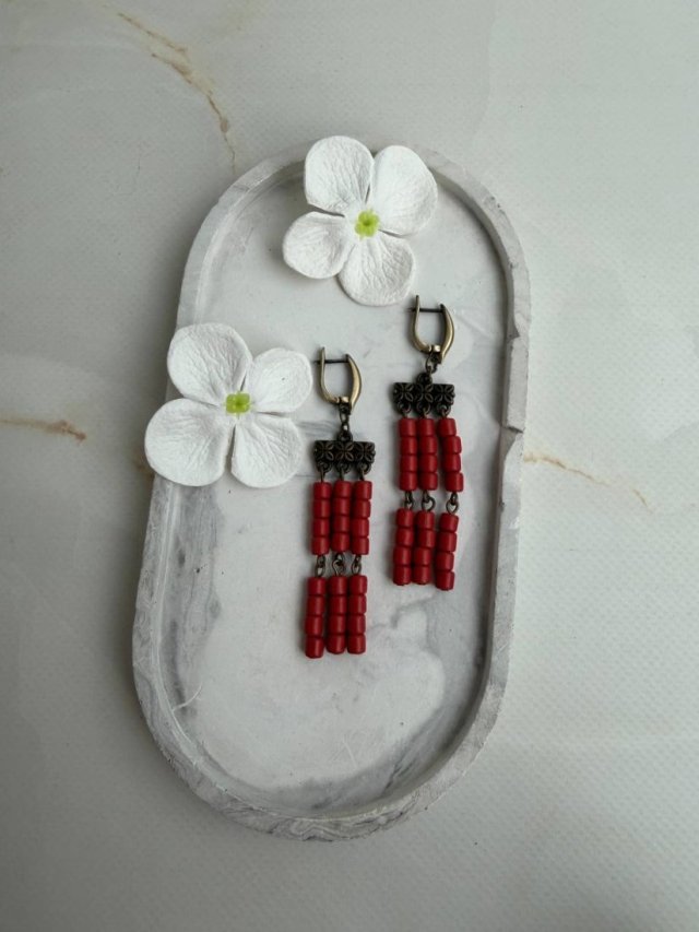 Długie ceramiczne czerwone kolczyki w stylu boho