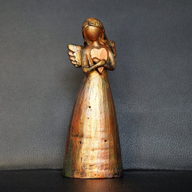 Rzeźba złoty Anioł z czerwonym sercem wys. 13,3 cm