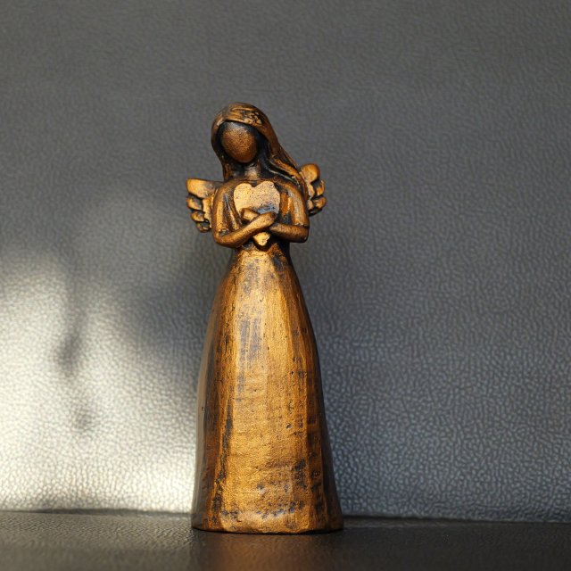 Rzeźba złoty Anioł ze złotym sercem wys. 13 cm