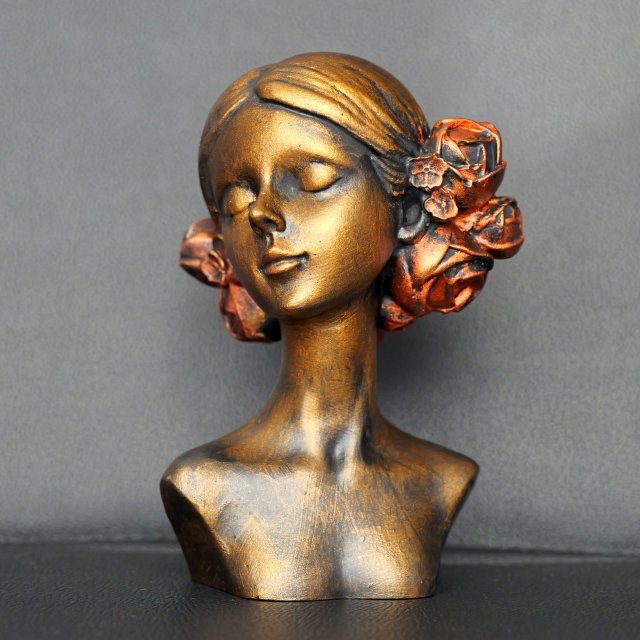Rzeźba portret kobiety z kwiatami we włosach wys. 13 cm