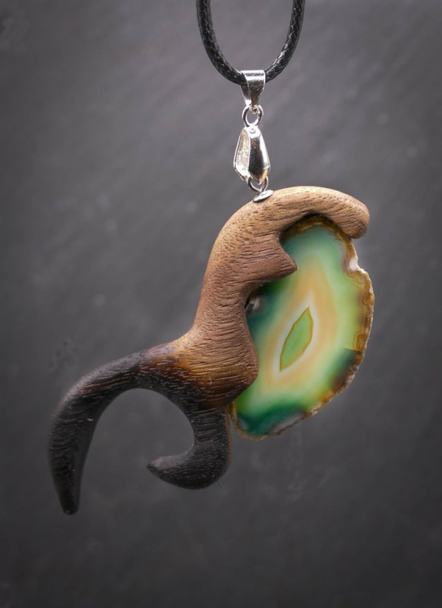 Wisiorek z naturalnego drewna  orzecha i zielony plaster agatu – rękodzieło z duszą - prezent dla kobiety dla niej Unique Jewelry Design; Luxury Woode