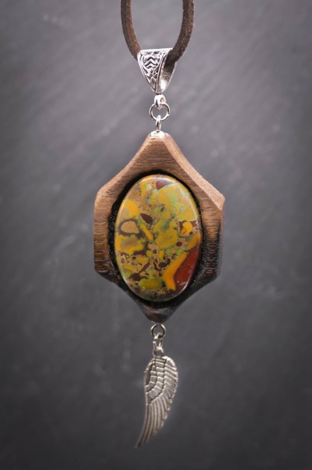 Wisiorek z naturalnego drewna  orzecha i jesienny jaspis – rękodzieło z duszą - prezent dla kobiety dla niej Unique Jewelry Design; Luxury Woode