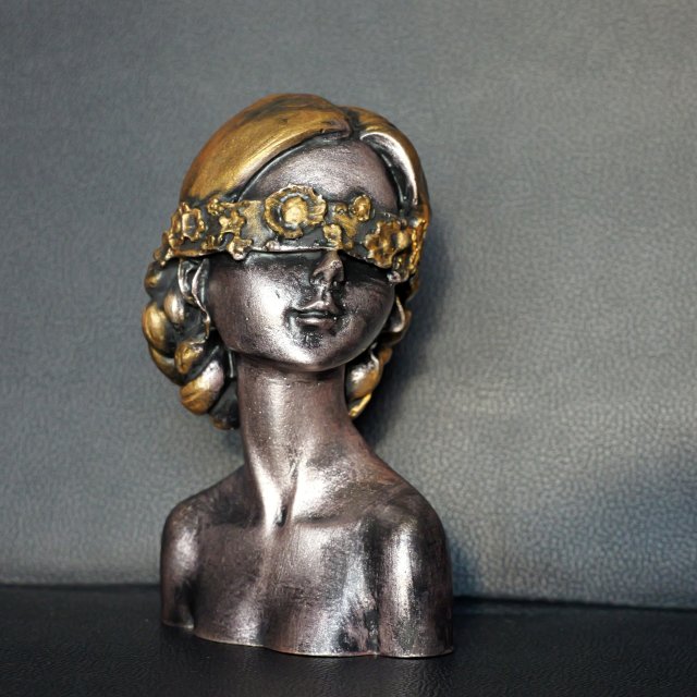 Rzeźba Kobiecy portret kwiaty na oczach wys. 13,8 cm