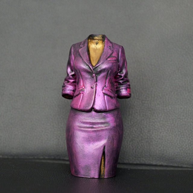 Rzeźba kobieta w fioletowym kostiumie wys. 12 cm