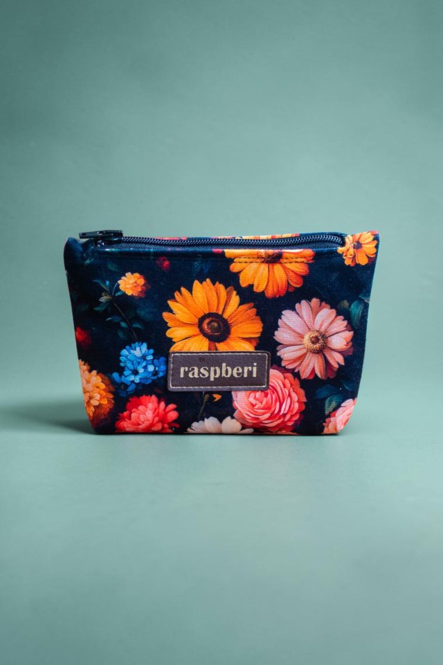 Etui na klucze z czarnego weluru w kolorowe kwiaty – handmade