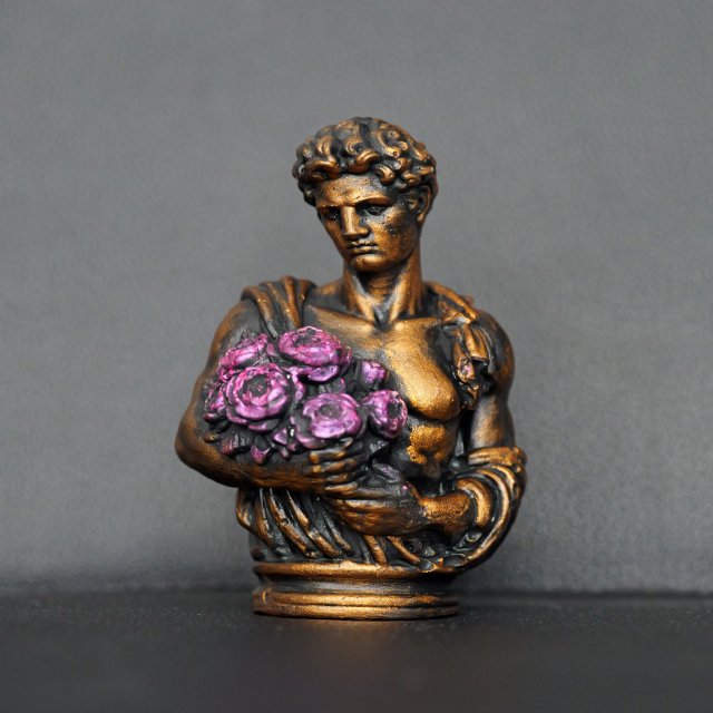 Rzeźba Marek z kwiatami wys. 9 cm