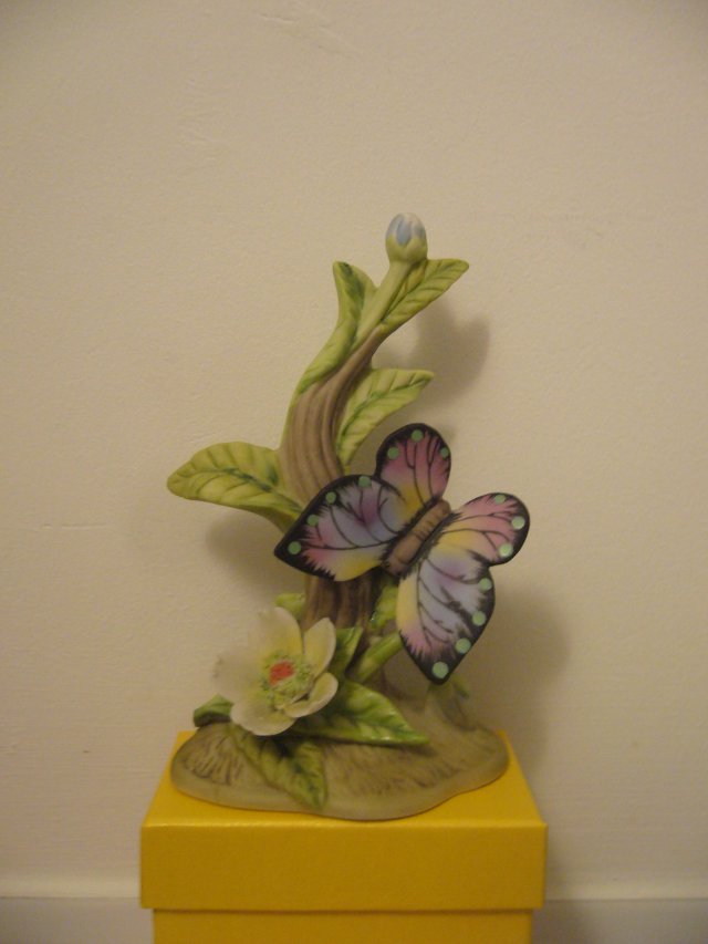 PORCELANOWA SYGNOWANA FIGURKA MOTYL