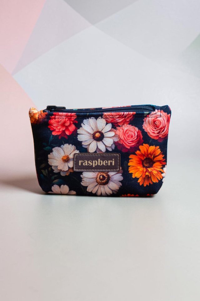 Etui na klucze z czarnego weluru w kolorowe kwiaty – handmade