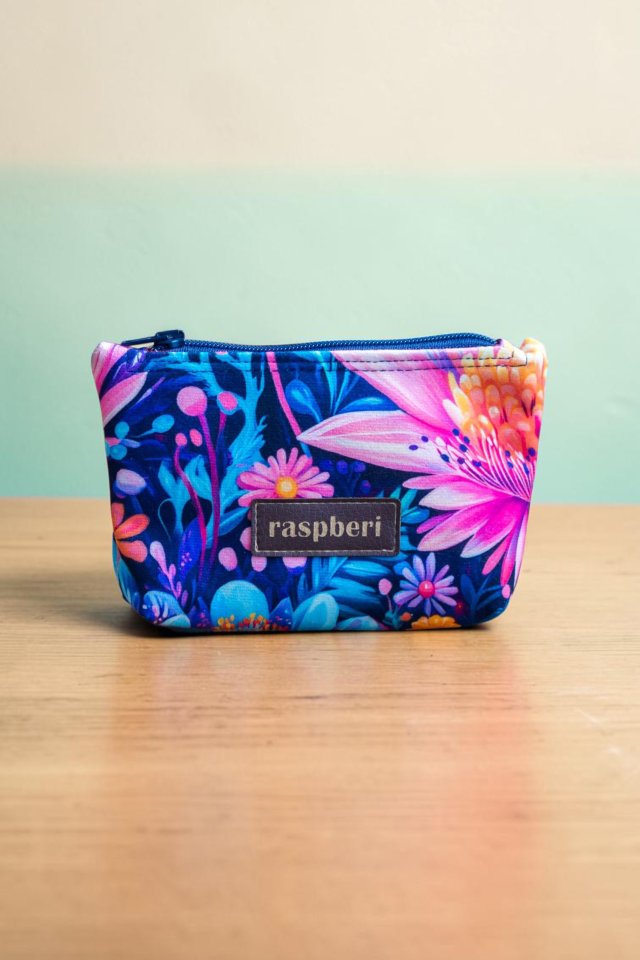 Etui na klucze z granatowego weluru w różowe i fioletowe kwiaty – handmade
