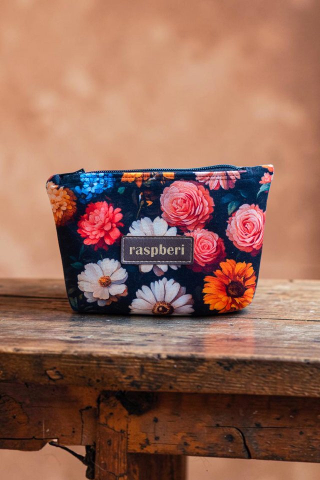 Etui na klucze z czarnego weluru w kolorowe kwiaty – handmade