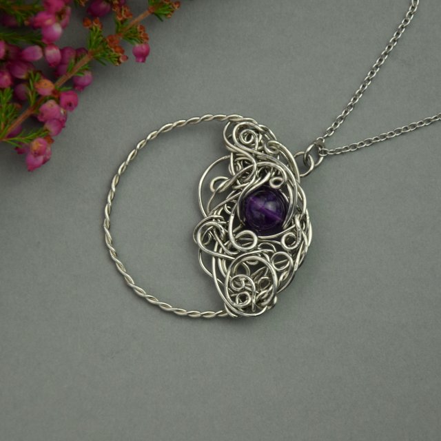 Wisiorek koło kółko ametyst, wire wrapping, stal chirurgiczna