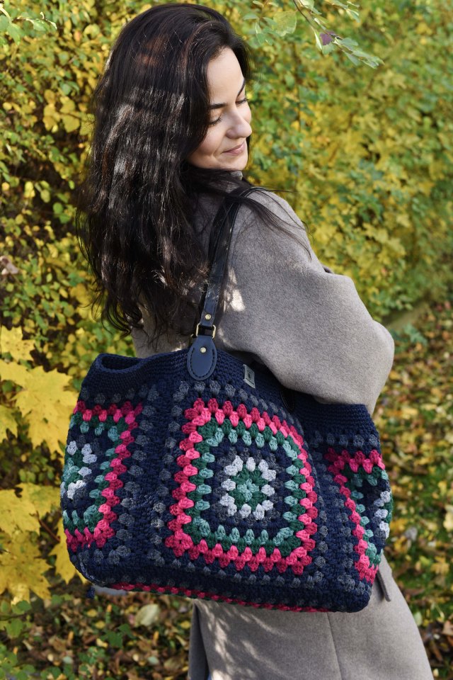 Duża torebka na szydełku granny square – shopperka handmade boho