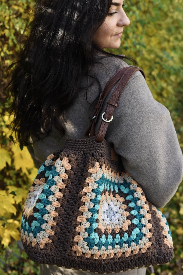 Duża torebka na szydełku granny square – shopperka handmade boho