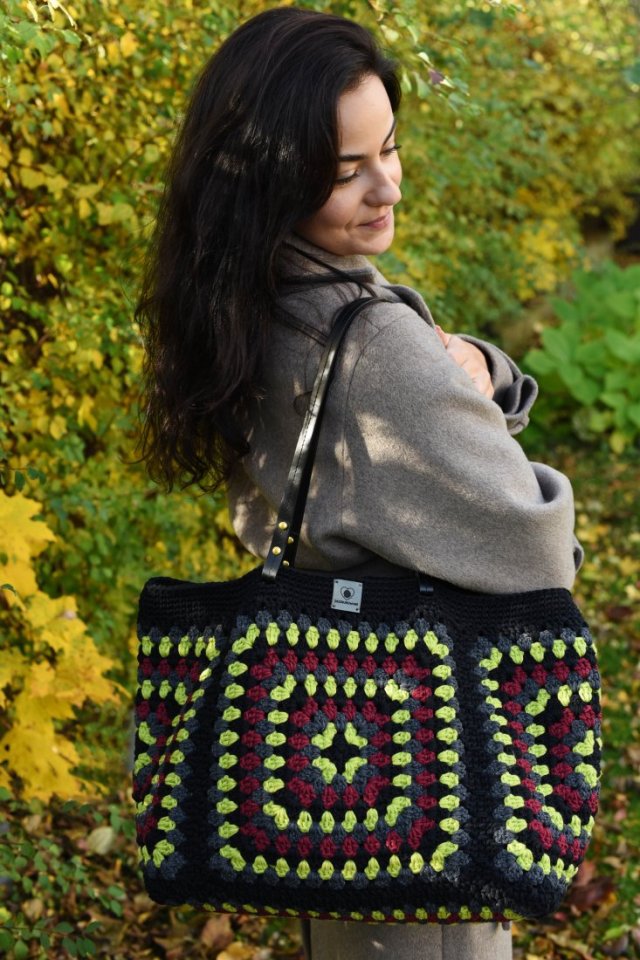 Duża torebka na szydełku granny square – shopperka handmade boho
