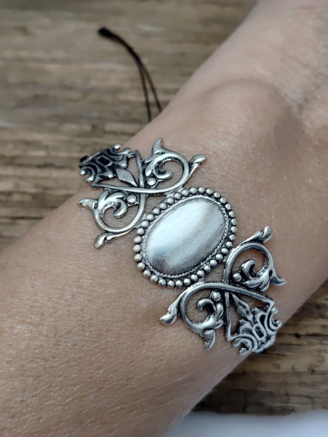 Srebrna Bransoletka Boho z Ażurową Wytłoczką Floral na Czarnym Sznurku