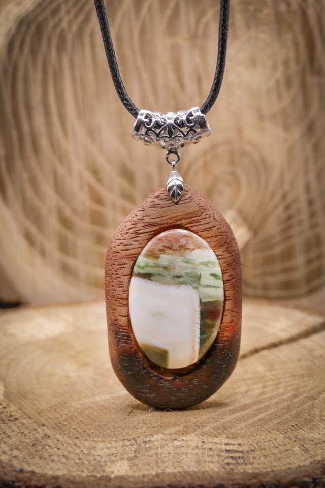 Wisiorek z drewna Gombe i agat biało-zielony – ręcznie rzeźbiony, artystyczne zdobienia, biżuteria z drewna, luxe wooden jewelry